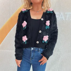 Schwarze flauschige Strickjacke mit rosafarbenen 3D-Häkelblumen für stilvolle Damenmode.
