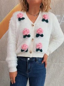 Weißer flauschiger Strickjacke mit 3D rosa Blumen Applikationen, V-Ausschnitt Pullover Detail.