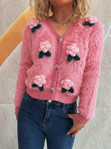 Rosa flauschiger Cardigan Pullover für Damen mit süßen 3D Häkelrosen Blumen und Knöpfen.