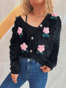 Schwarze flauschige Strickjacke mit süßen rosa 3D-Blumenapplikationen und Knopfleiste.