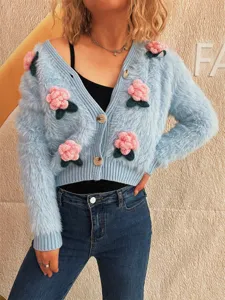 Hellblaue flauschige Cardigan mit süßen 3D rosa Strickblumen und V-Ausschnitt für Damen.