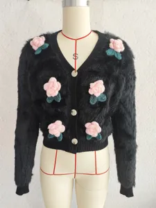 Schwarze flauschige Strickjacke mit rosa 3D-Häkelblumen und grünen Blättern, kurzer V-Ausschnitt.
