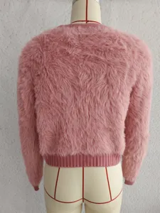 Rosa flauschiger Strickjacke Rückenansicht, weicher kuscheliger Pullover Textur Detail.