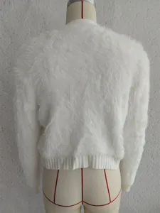 Weißer flauschiger Strickjacke Detailansicht, weiche Plüsch-Pullover-Textur Rückseite.
