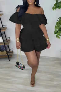Combi-short noir à épaules dénudées et volants superposés, mode féminine grande taille.