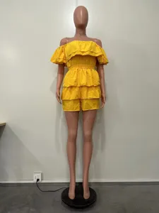 Détail d'une combinaison courte jaune à volants et épaules dénudées, style élégant et chic.