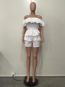 Combishort blanc à volants superposés et épaules dénudées en détail, design plissé élégant.