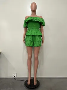 Combishort vert à volants superposés et épaules dénudées, élégant modèle plissé.