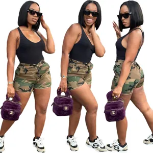 Set top canotta sexy da donna e pantaloncini cargo mimetici con accessori eleganti per streetwear.