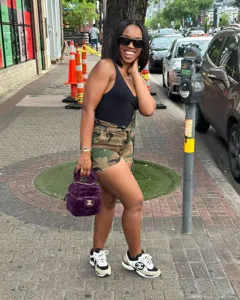 Dettaglio di stile urbano per pantaloncini cargo mimetici casual da donna, alla moda.