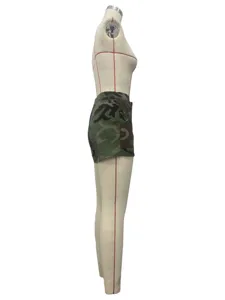 Pantaloncini mimetici donna vista dettagliata, streetwear slim fit shorts tattici estivi.