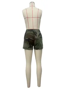 Donna pantaloncini cargo mimetici vista posteriore, stile casual streetwear pantaloncini dettagli.