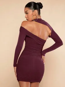 Detail van de sexy bordeauxrode lange mouw one-shoulder bodycon mini jurk met uitsnijding.