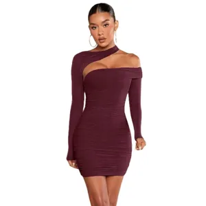 Bordeauxrode lange mouw asymmetrische cutout gerimpelde bodycon mini jurk voor hoofdaanzicht