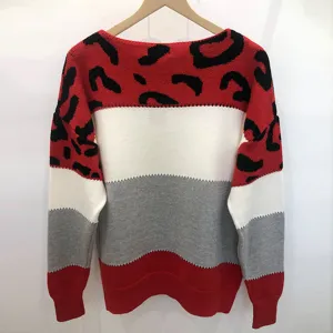 Detailansicht des farbblockierten Leopardenmuster Langarm-Rundhalsausschnitt Strickpullovers.