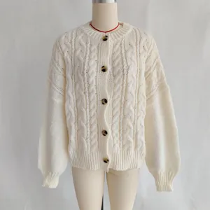 Retro grof gebreide kabelvest met ronde hals en knopen voor vrouwen in gedetailleerd zicht.