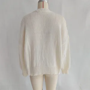 Dames gebreide ecru cardigan rugaanzicht met comfortabele textuur en klassieke ronde halslijn.