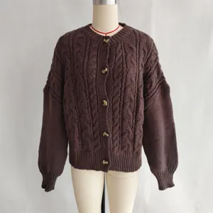 Retro kabelgebreid cardigan detail met dikke textuur, ronde hals en knopen aan de voorkant.