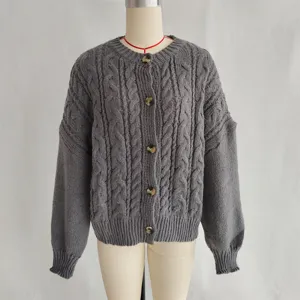 Grijs grof kabelgebreid vest voor dames, klassieke ronde hals en enkele rij knopen trui.