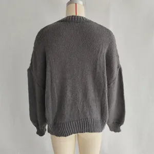 Achterkant van een retro grijze grof gebreide cardigan trui met ronde hals voor dames.
