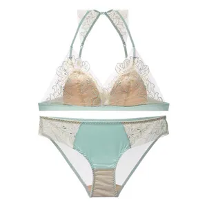 Sexy grünes besticktes Triangel-BH-Set, bügellose dünne Körbchen mit transparentem Netzrücken.