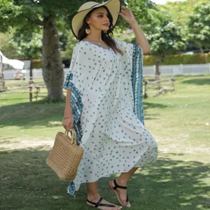 Robe de plage caftan bohème col V ample, tenue maxi élégante pour vos vacances d'été.