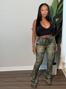Vue détaillée du pantalon évasé à imprimé camouflage avec taille haute et design tendance.