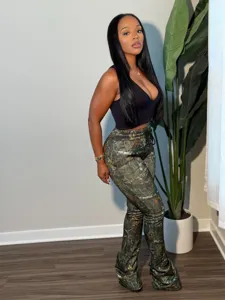 Pantalon flare vintage pour femme imprimé camouflage, taille élastique et coupe décontractée.