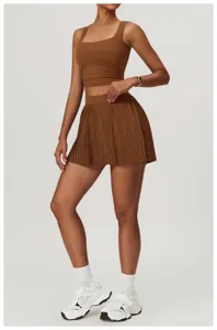 Καφέ αθλητικό crop top και πλισέ φούστα τένις, αναπνεύσιμο ύφασμα, λεπτομέρεια.