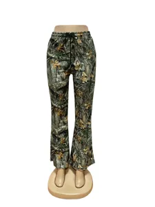 Vue détail de pantalon évasé femme motif camouflage arbre avec taille élastique.