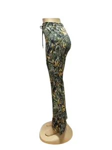 Vue de détail latérale de pantalon évasé camouflage femme avec taille élastique.