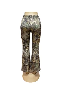 Vue détaillée de pantalon évasé camouflage pour femmes, taille élastique, style rétro.