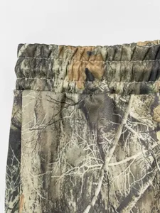 Gros plan sur la taille élastique de pantalon femme décontracté avec texture motif camouflage