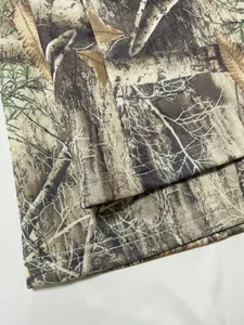 Gros plan détaillé de la texture de l'ourlet de pantalon évasé imprimé vintage.
