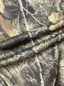 Gros plan sur le détail du tissu présentant un motif de camouflage d'écorce d'arbre.