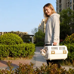 Cage de transport portable pour animaux avec grilles d'aération, en scène de voyage extérieur.
