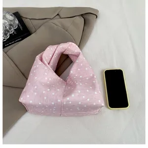 Sac a main rose a pois avec poignee noeud, joli sac epaule nuage pour tenue d'ete decontractee.