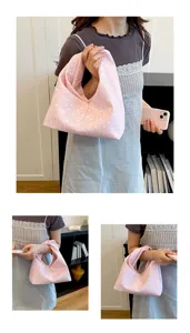 Vue détaillée du sac nuage à pois rose, montrant un tissu doux et une poignée nouée.