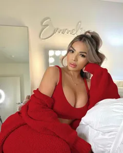 Vista detallada del suave conjunto de loungewear rojo peludo de tres piezas con cárdigan.