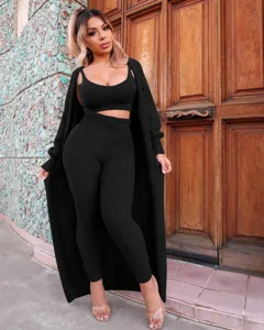 Conjunto felpudo de 3 piezas para mujer con top corto, cárdigan largo y pantalón ajustado.