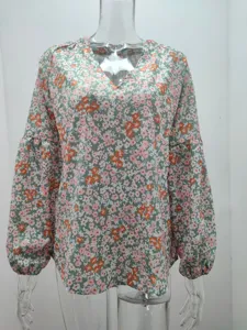 Détail d'imprimé floral sur chemisier en mousseline col V femme aux manches lanternes.