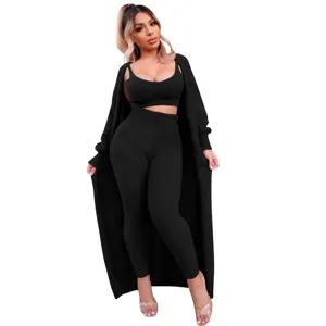 Conjunto de loungewear negro y suave de 3 piezas para mujer con top, leggings y cárdigan.
