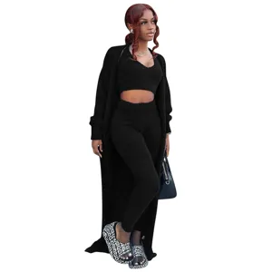 Conjunto de 3 piezas afelpado negro con crop top, cárdigan largo y pantalón cómodo para mujer.