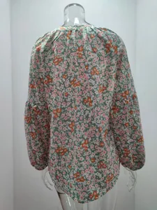 Vue arrière détaillée du chemisier en mousseline à manches longues et imprimé floral.