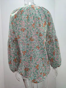 Chemisier en mousseline à fleurs pour femme, manches lanternes longues et coupe ample.