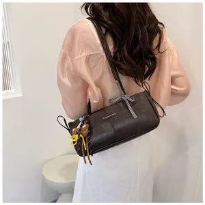 Vrouwen retro bruine cilindrische schoudertas met chique strik en schattige berenhanger.