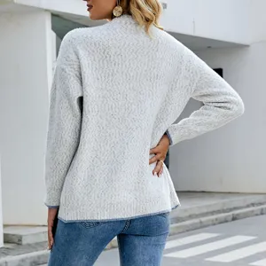 Vista detallada del cárdigan de punto gris informal para mujer, tejido texturizado.