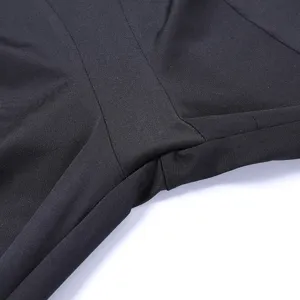 Gros plan de leggings extensibles noirs montrant des coutures précises et un tissu tricoté.