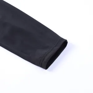 Vue de détail d'un pantalon en tricot noir avec tissu extensible et couture soignée.