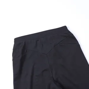 Gros plan détaillé sur le legging de sport noir taille haute mettant en valeur la ceinture.